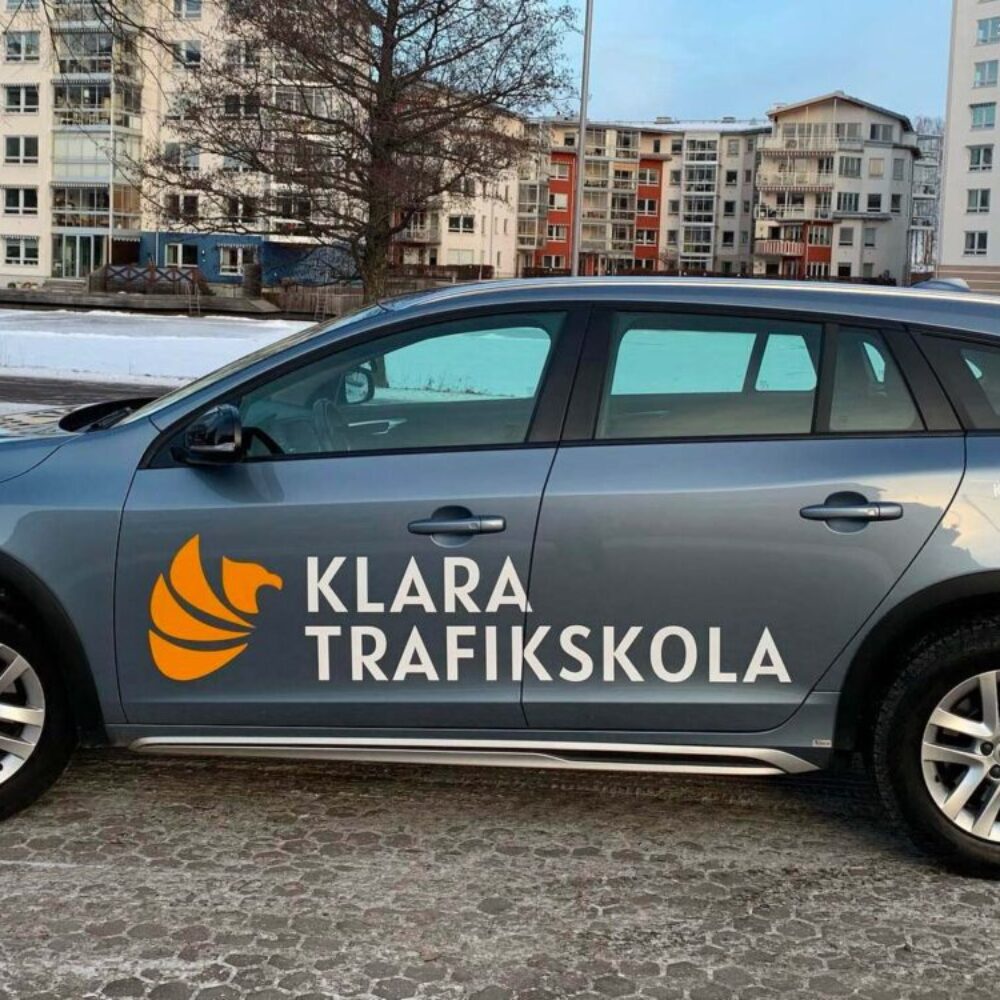 Klara Trafikskola trafikskolebil Fotografi på Klara Trafikskolans trafikskolebil