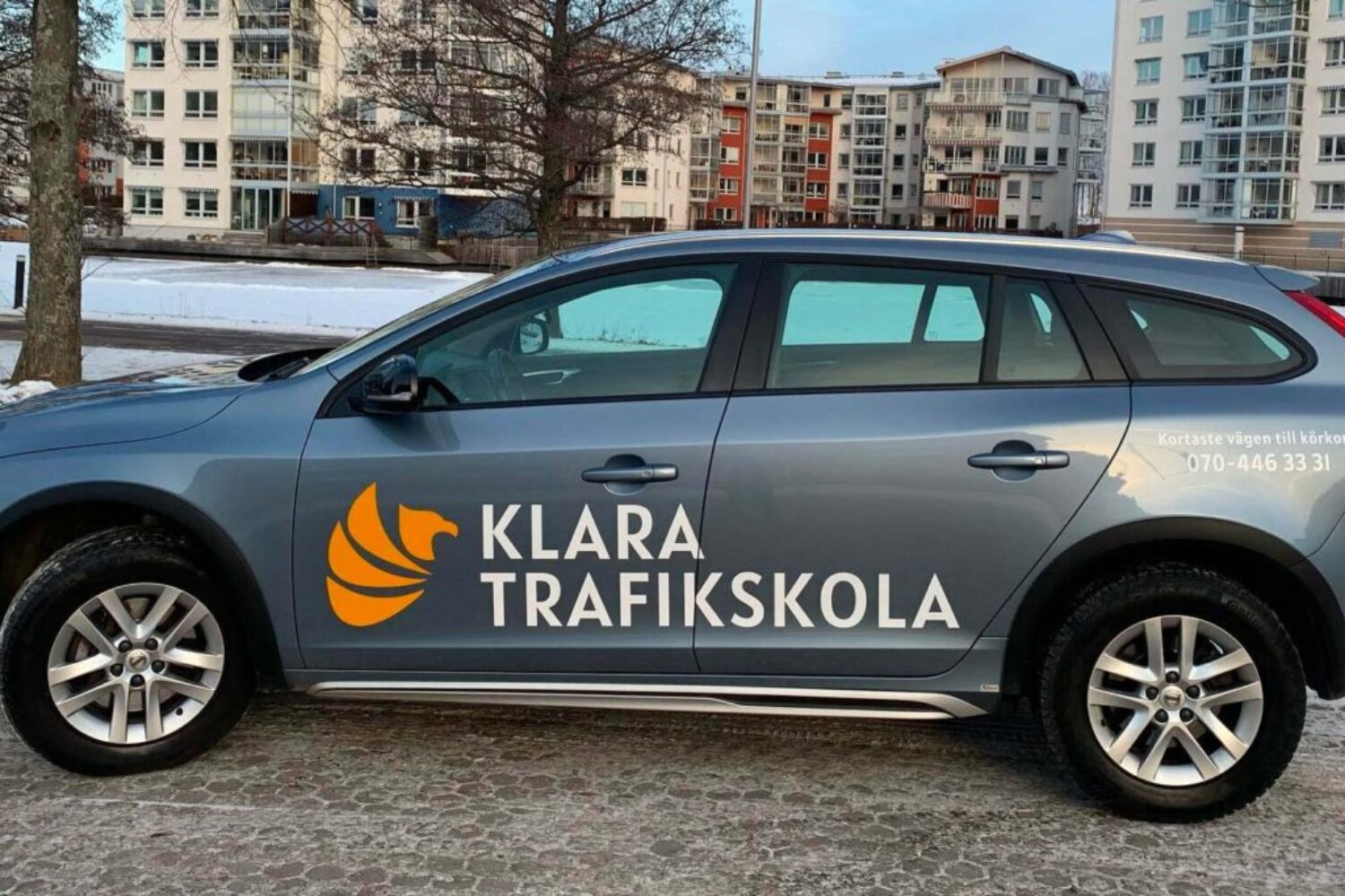 Fotografi på Klara Trafikskolans trafikskolebil